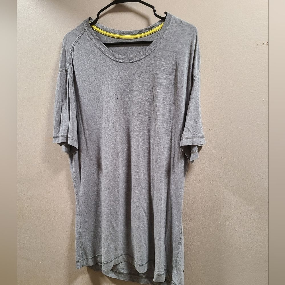 Lululemon mens gray t-shirt size large..FLAW